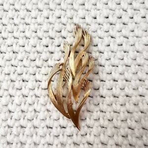 Vintage Trifari Gold Tone Art Deco Waving Hands Flowing Feathers Brooch Pin
